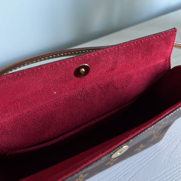 Original Louis Vuitton mini shoulder bag with red velvet interior. - Picture 3 of 7